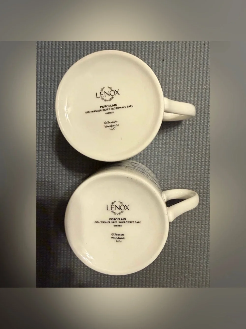 LENOX. Set of 2 mugs featuring Snoopy ice skating. A festive highlight! These Sn